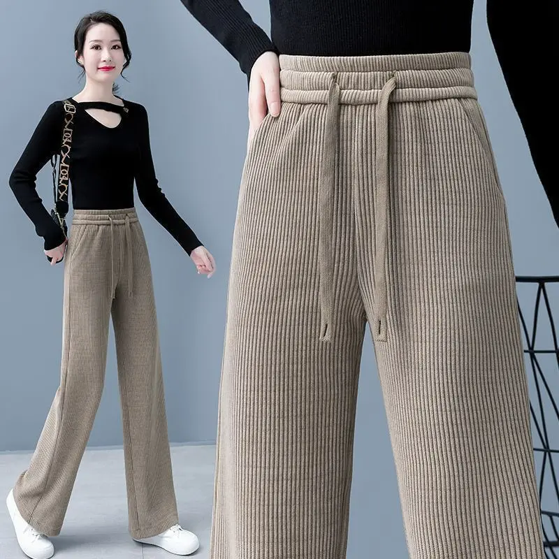 Pantaloni casual noi din catifea, cu picioare largi, foarte confortabili de purtat.